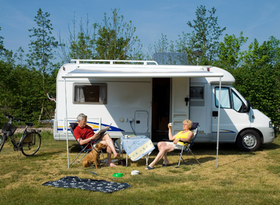 Seniors et abri camping car : réinventer son temps et sa manière de voyager !