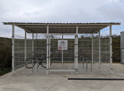 un abri vélo fermé et sécurisé dans un hôpital