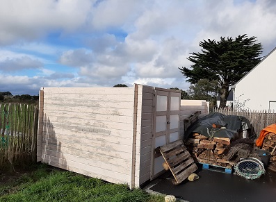 sans kit anti-tempête, le vent arrache la toiture des abris de jardin en bois