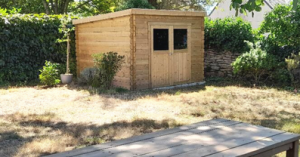 abri de jardin avec porte double vitrée en verre trempé