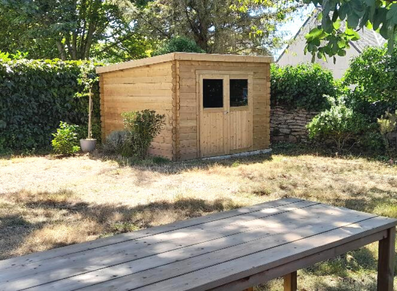 abri de jardin avec porte double vitrée en verre trempé