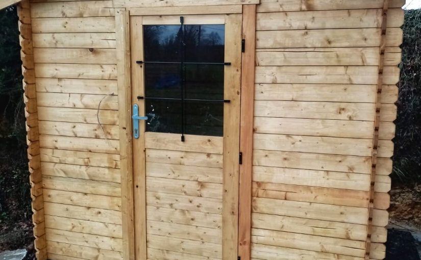 Un cabanon bois top finition pour créer un petit volume de rangement au jardin