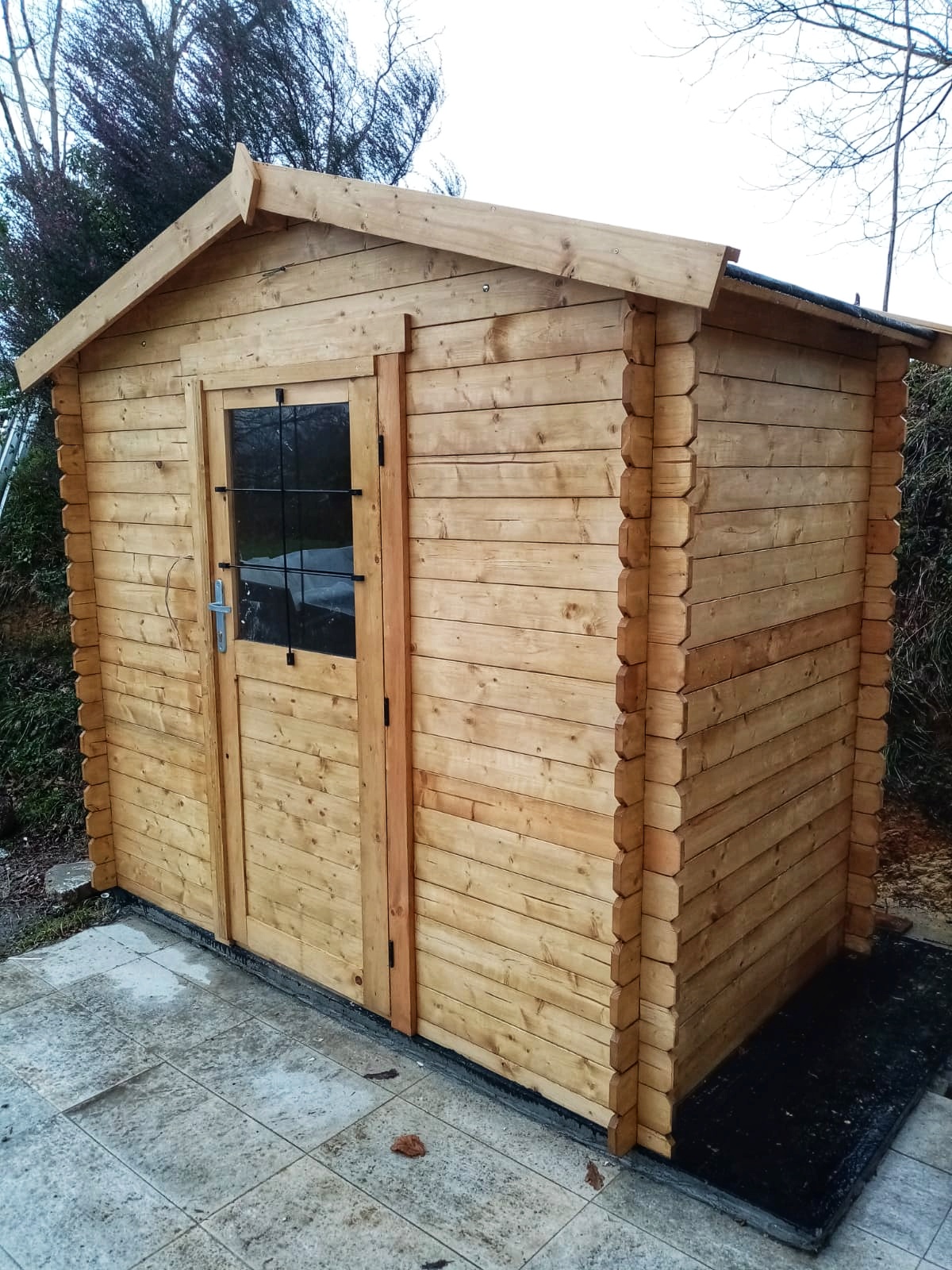 cabanon bois pour le rangement des outils de jardin