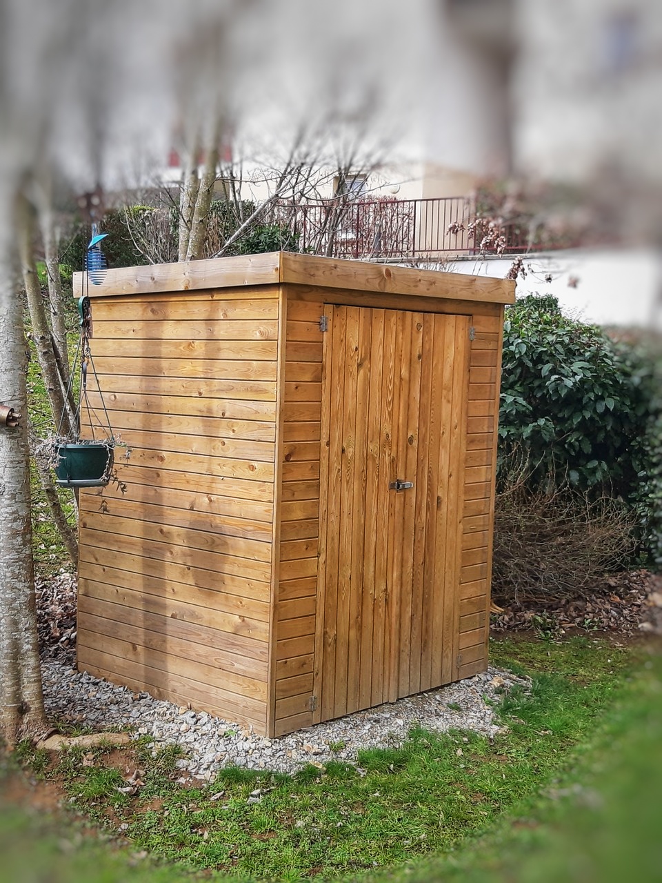 Un rangement de jardin bois installé chez une cliente