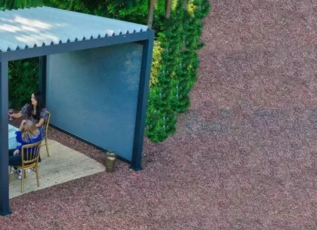 une pergola qui sert d'espace fumeur en entreprise