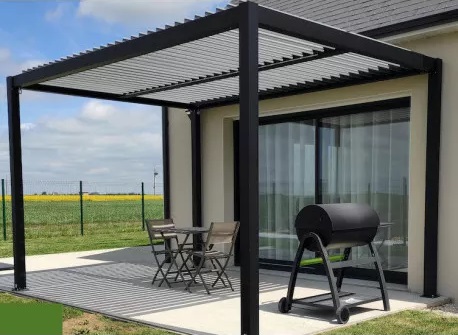 Une pergola bioclimatique sous laquelle laisser son barbecue ou sa plancha