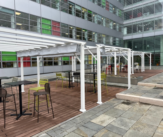 pergolas alu qui aménage la terrasse d'une entreprise