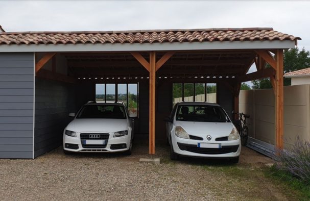 avec cet abri, un particulier a créé son abri de jardin sur mesure et le carport double attenant pour ses voitures