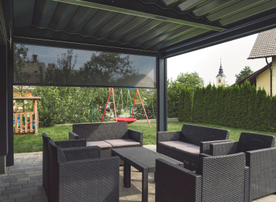 Store pergola bioclimatique : petit ajout… aux grands effets ?