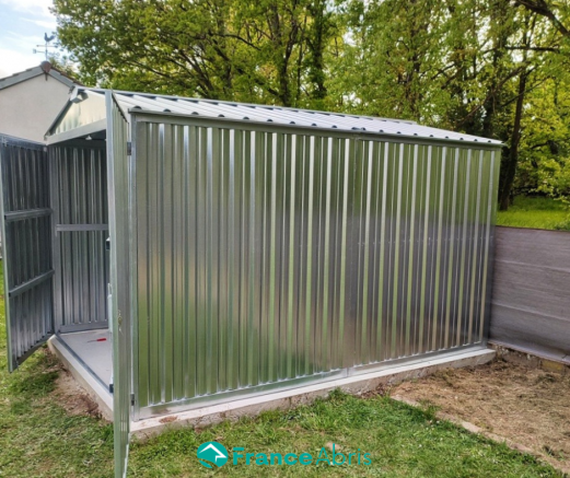 Cabane de jardin en acier avec ancrage sur béton