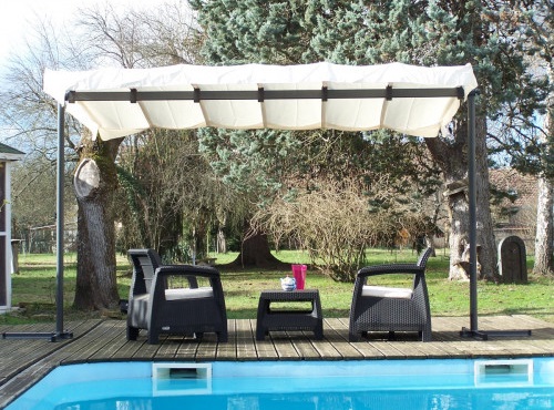 pergola marquise toile au bord d'une piscine