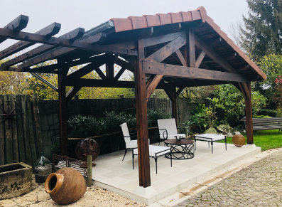 Une charpente bois pour faire une pergola