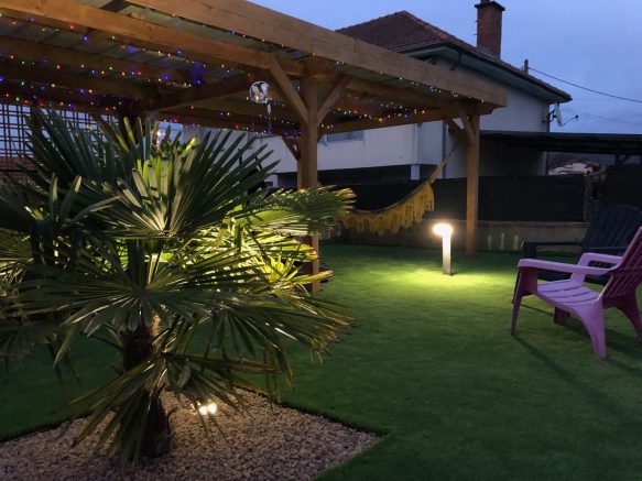 Très belle installation d'une pergola bois chez Bienvenue chez les stef's, un gîte en Auvergne