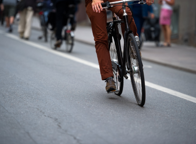 Abri vélos : comment profiter des aides d’Alvéole Plus et du label Employeur-Vélo pour les collectivités et les entreprises ?