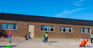 des abris pour les écoles et les collectivités