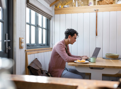 Shedworking : la tendance du micro bureau de jardin au chalet pro