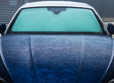 gelé voiture couvert avec gel, hiver mal temps génératif ai