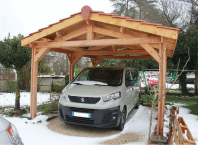 un carport bois pour protéger la voiture durant l'hiver