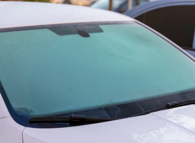 Le GIVRE ET LA GLACE SUR UNE VOITURE LE MATIN AVEC SOLEIL DU MATIN