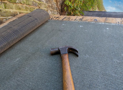 feutre bitumé pour le toit d'un abri de jardin