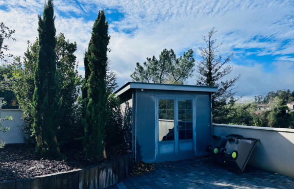 abri de jardin composite avec sol pavé