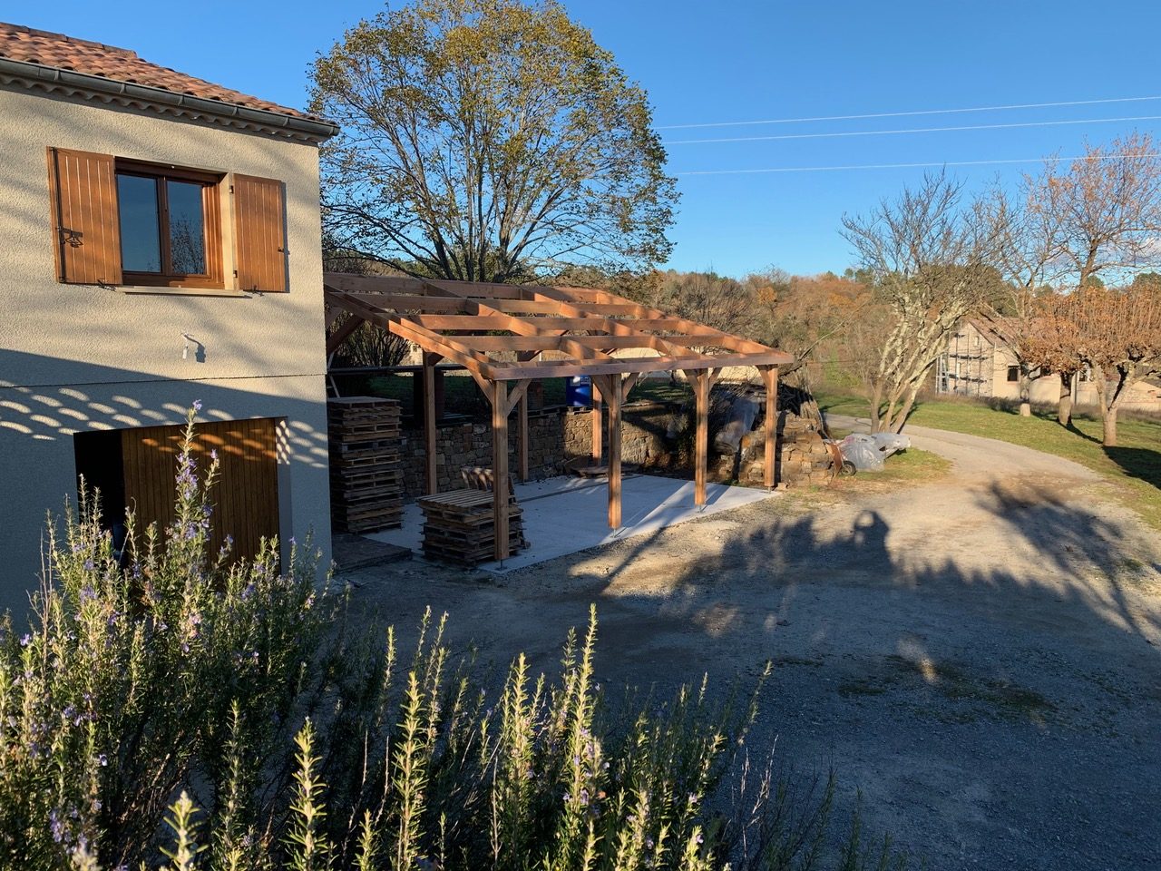 charpente bois pour un abri polyvalent voiture et stockage