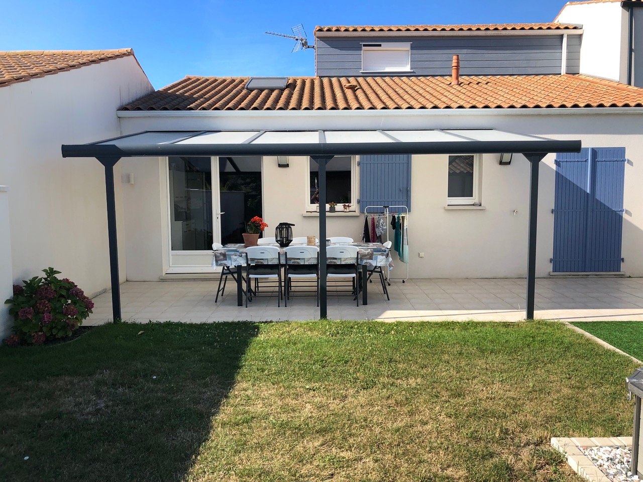 abri terrasse extérieur pour une salle à manger terrasse