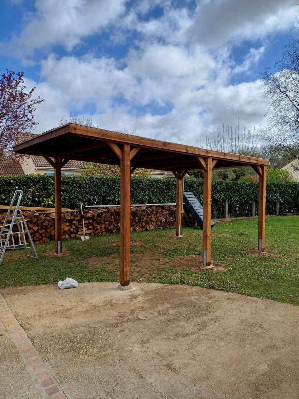 une place de parking sur herbe ou sol naturel