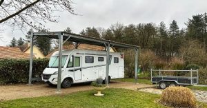 un abri camping car métallique