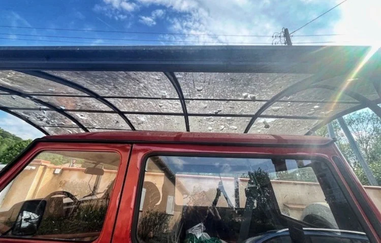 abri voiture en alu et polycarbonate face aux grêlons
