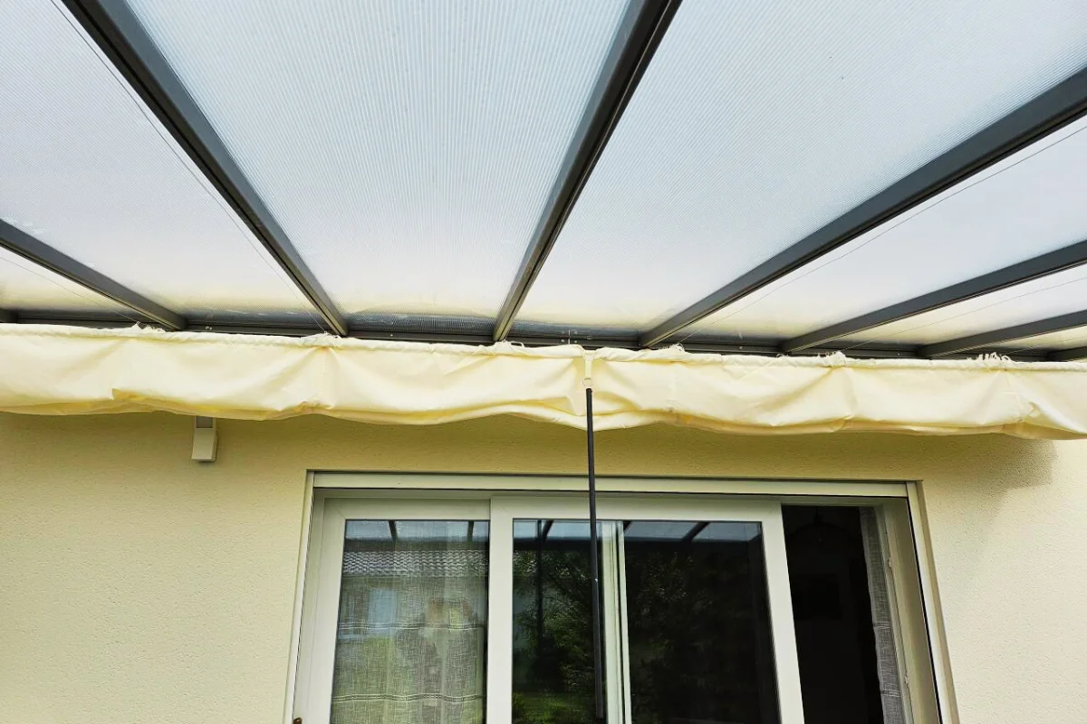 toit de la pergola adossée en polycarbonate translucide