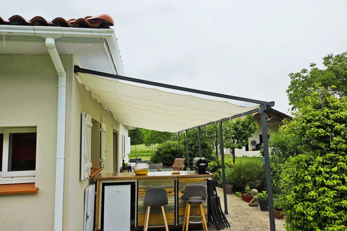 pergola adossée contre la maison