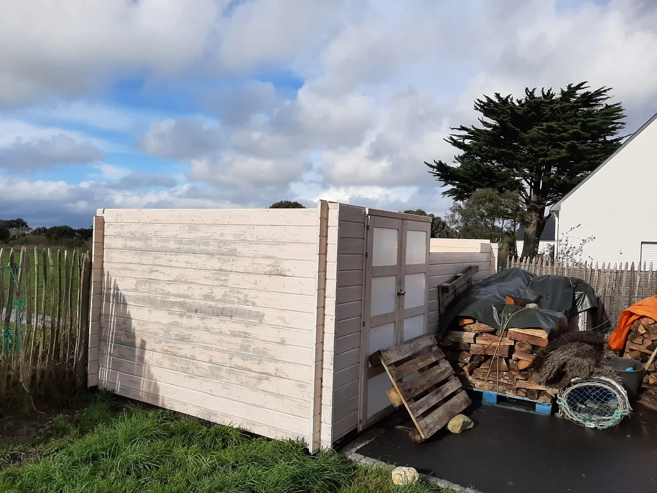 abri de jardin sans kit anti tempête : la catastrophe