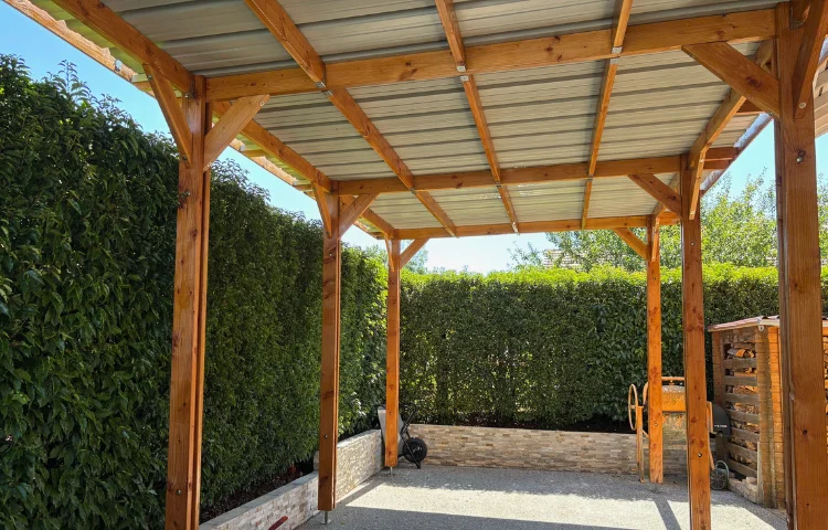 un abri camping car en bois idéal pour vous protéger des orages et des tempêtes !