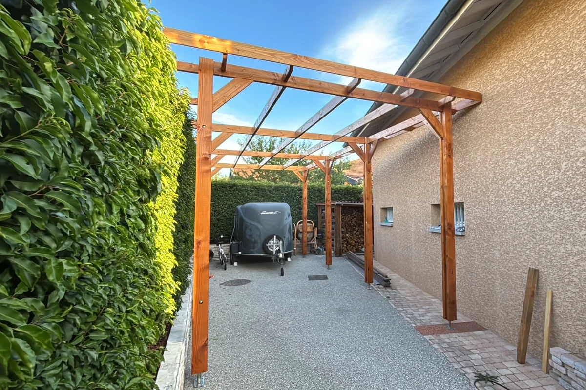 la structure en construction de cet abri camping car en bois traité autoclave