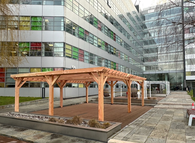pergola bois et métal pour l'aire de repos d'une entreprise