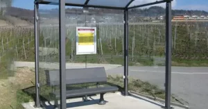 abri bus et voyageurs