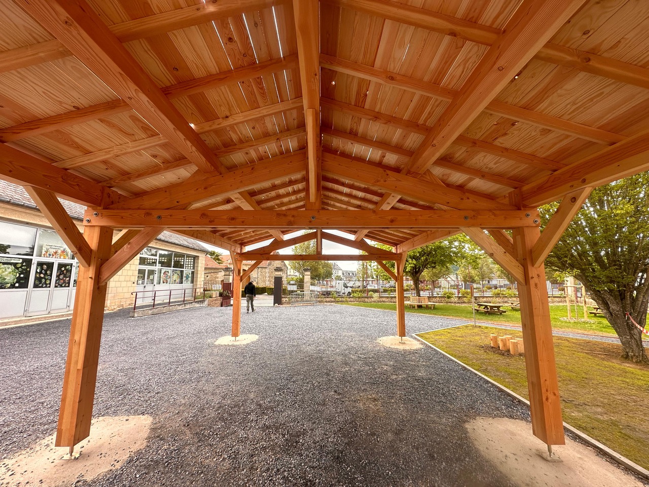 charpente bois préau d'école