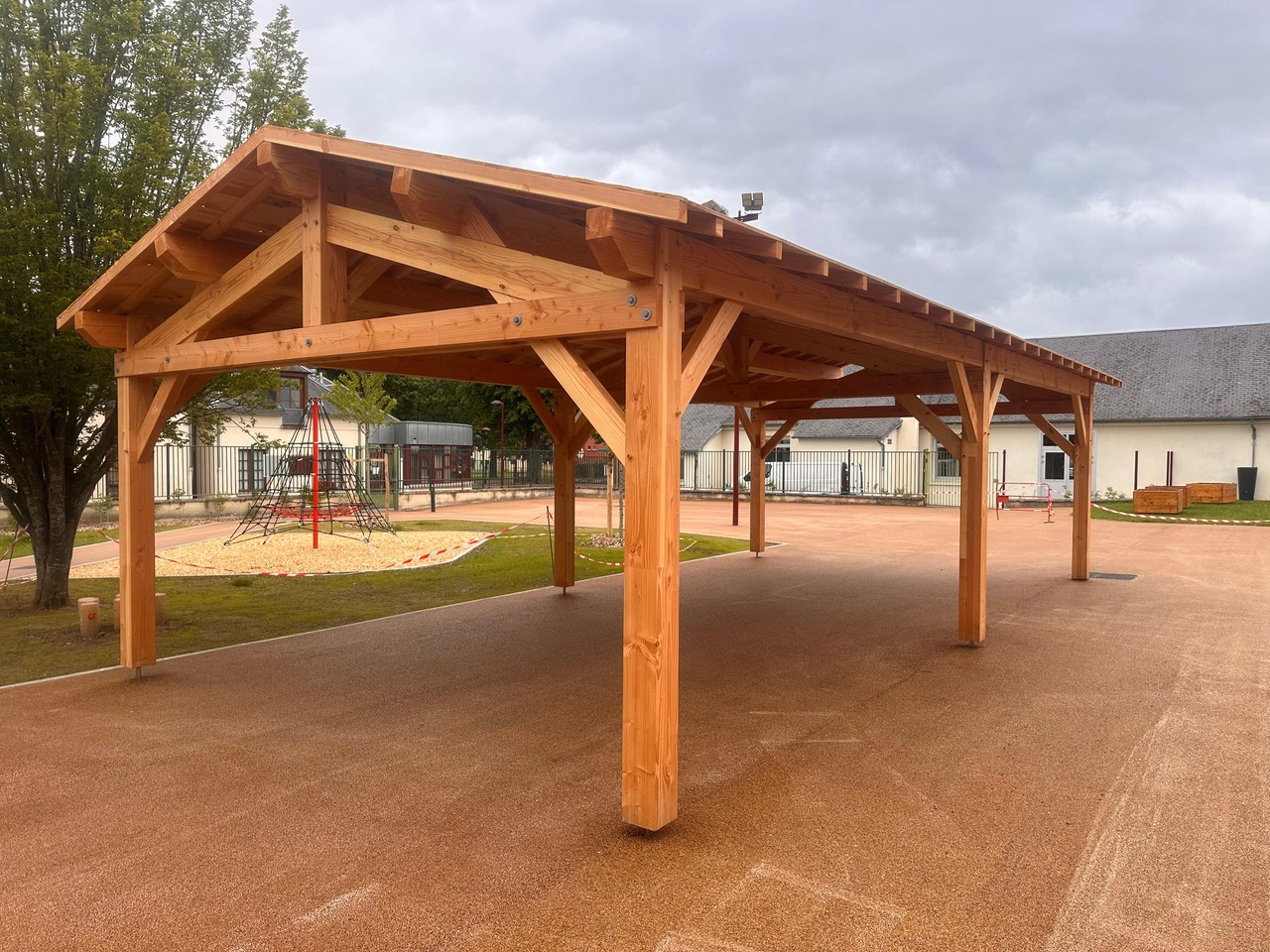 charpente bois préau d'école