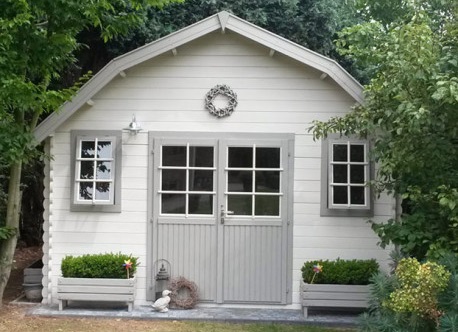 maison de jardin en madriers de bois lasuré