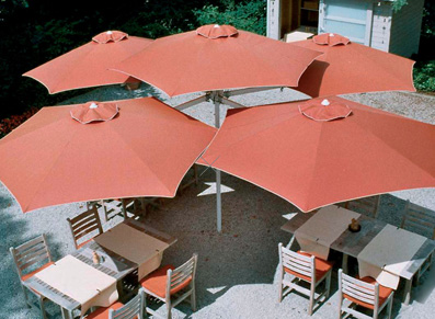 un parasol geant pour terrasse maxi